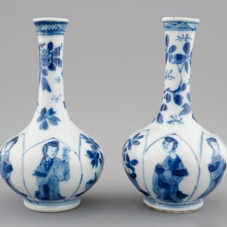 Une paire de vases de forme bouteille en porcelaine de Chine bleu et blanc, Kangxi